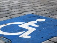 Nu bliver det dyrere at standse ulovligt på handicapparkering